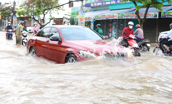 Các kiểu lái xe ‘tự phá’ khi qua vùng ngập nước